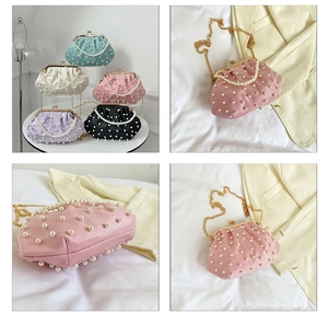 Détail de l'élégante pochette nuage avec perles et fermoir en métal doré vintage