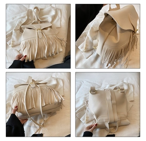 Vue détaillée du sac à dos à franges crème avec texture cuir et boucles dorées