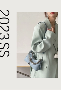 Détail du sac hobo bleu clair à texture denim avec chaîne argentée et fermeture