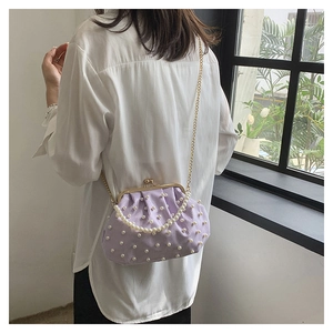 Détail du sac nuage plissé violet clair avec perles et bandoulière chaîne dorée