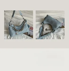 Détail du sac hobo croissant bleu clair avec décoration de chaîne en métal argenté