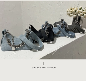 Sacs croissants chic en bleu denim et gris avec détails de grosse chaîne argentée