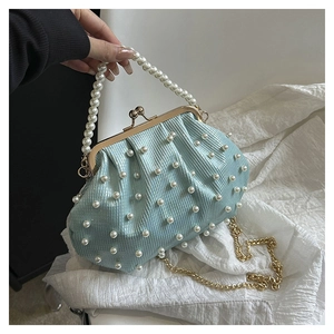Détail du sac de soirée plissé vert menthe avec anse en perles et chaîne dorée