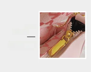 Zoom détaillé sur la fermeture éclair dorée et la bandoulière en tissu pied-de-poule rose