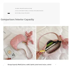 Sac sous les aisselles rose en forme de croissant avec motif et rangement intérieur