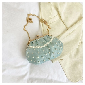 Vue détaillée du sac à main plissé vert menthe avec perles et fermoir en métal doré