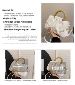 Détail du sac plissé blanc avec poignée en bois et chaîne de fleurs perlées