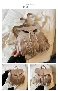 Détail du sac à dos en similicuir kaki avec franges et fermeture à cordon