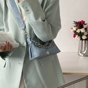 Sac sous le bras croissant en denim bleu clair avec chaîne argentée et bandoulière réglable
