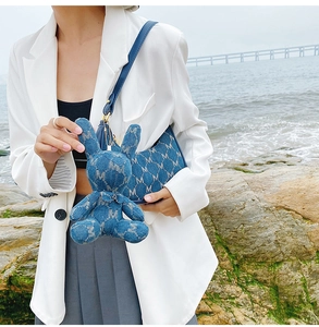 Sac croissant bleu en denim avec pendentif lapin mignon et imprimé monogramme chic