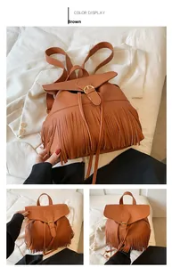 Détail du sac à dos marron à grande capacité avec franges longues et cordon de serrage