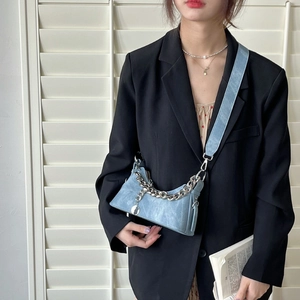 Sac croissant en texture denim bleu avec chaîne argentée et bandoulière large