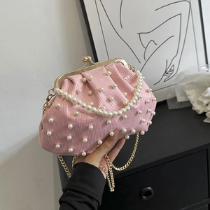 Pochette de soirée plissée rose ornée de perles blanches et de chaînes dorées