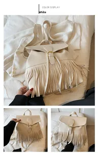 Détail du sac à dos en cuir souple blanc avec pompons et fermeture à cordon