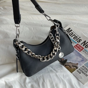 Sac hobo croissant noir minimaliste avec texture denim et grosse chaîne argentée