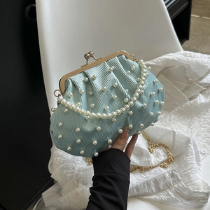 Pochette plissée bleu clair avec perles blanches et chaîne dorée pour soirées