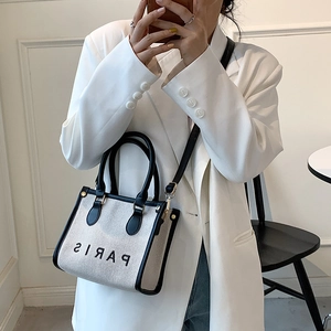 Sac cabas en toile avec imprimé Paris et bordures en cuir noir pour porté épaule chic