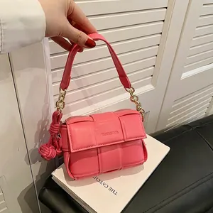 Sac Bandoulière Femme en Cuir PU Tissé Sac à Épaule Carré Matelassé À La Mode Avec Sangle en Chaîne et Pendentif à Nœud
