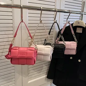 Sacs bandoulière chics en cuir PU tressé avec bandoulière chaîne en plusieurs couleurs