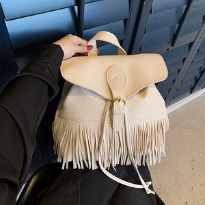 Sac à dos beige minimaliste à franges avec texture litchi et boucle dorée