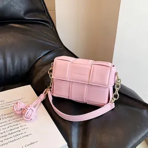 Sac bandoulière tissé rose avec chaîne dorée et finition en cuir élégant