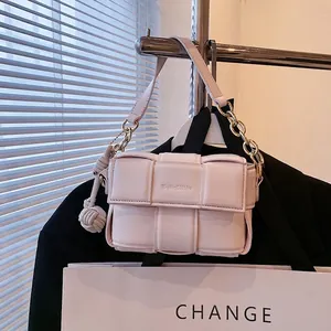 Sac bandoulière moderne rose clair tissé avec chaîne dorée et pendentif sphérique