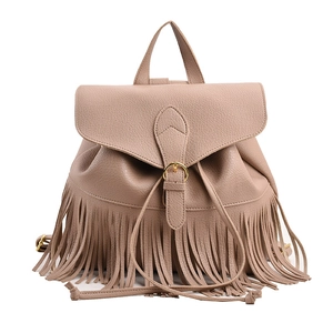 Sac à dos à franges en similicuir marron latte avec boucle en métal et texture