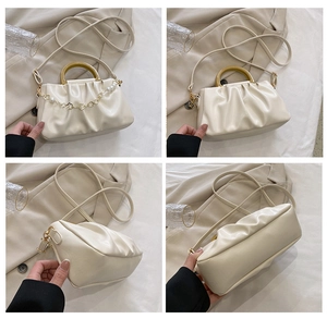 Vue détaillée du sac nuage crème avec cuir plissé et poignées rondes en bois