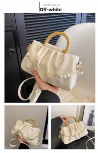 Vue détaillée du sac nuage blanc cassé en cuir PU plissé avec poignée en résine et breloques