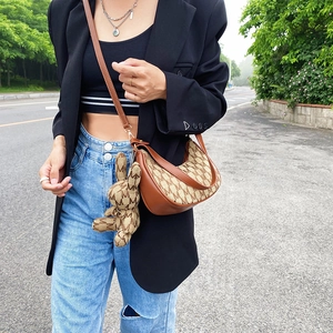 Sac hobo croissant monogramme marron avec bandoulière cuir et pendentif lapin mignon