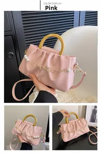 Sac nuage plissé rose avec poignée jaune et détail de chaîne à perles fleur