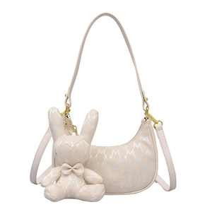 Sac demi-lune chic blanc cassé avec texture à motif M et charmant pendentif lapin