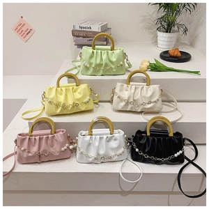 Gros plan de sacs nuages plissés en six couleurs avec accents de perles et fleurs