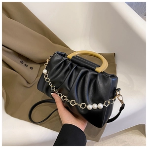 Détail du sac nuage plissé noir avec poignée en résine et chaîne de perles