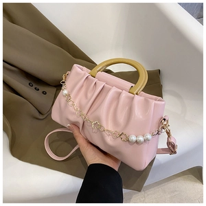 Sac nuage plissé rose avec poignée en bois et chaîne de perles décorative