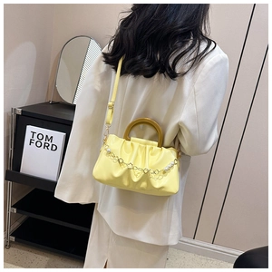 Détail du sac nuage jaune plissé avec chaîne en perles et poignée en bois