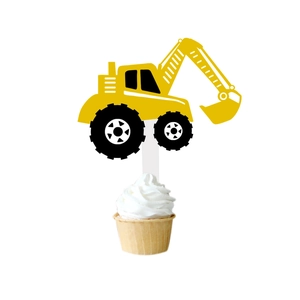 Vue détaillée d'une décoration de gâteau excavatrice jaune pour fête d'anniversaire enfant