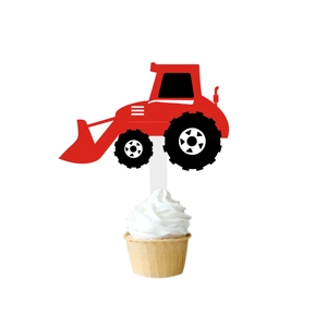 Détail d'un topper de cupcake tracteur rouge sur un dessert d'anniversaire au glaçage blanc