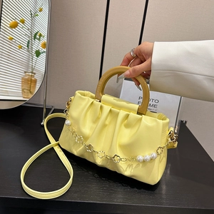Sac nuage plissé jaune clair avec poignée en bois et chaîne dorée à fleurs perlées