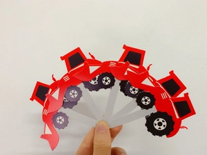 Détail de décorations de gâteau tracteur rouge pour fête d'anniversaire thème chantier