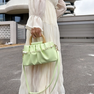 Sac à main plissé vert menthe avec poignée en bois et chaîne de perles fines