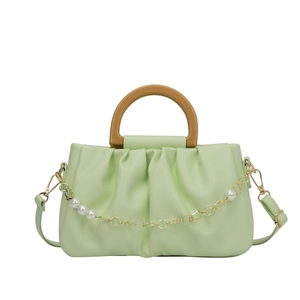 Sac nuage vert pâle plissé avec poignée en bois et chaîne de perles élégante décor