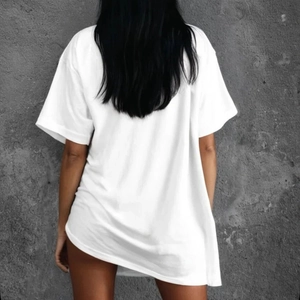 Vue de dos d'un t-shirt blanc surdimensionné en coton avec des épaules tombantes