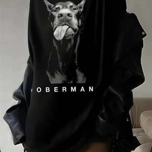 Détail d'un t-shirt en coton noir avec imprimé de Doberman réaliste et texte en blanc
