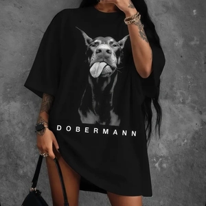 Vue détaillée de l'imprimé graphique réaliste de Dobermann noir et blanc sur un t-shirt en coton