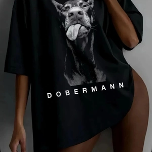 Détail d'un t-shirt oversize noir en coton avec imprimé graphique Doberman