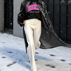 Sweat-shirt noir Brooklyn pour femmes associé à un long manteau chic imprimé serpent