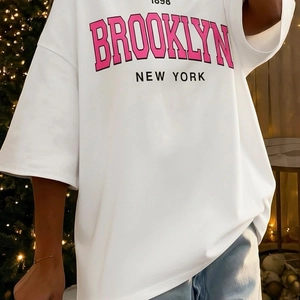 Détail de l'imprimé Brooklyn 1898 sur un t-shirt en coton blanc oversize pour femmes