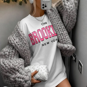 Détail de l'imprimé Brooklyn sur t-shirt blanc oversize avec lettrage artistique rose