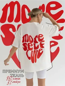 Dettaglio del retro della t-shirt in cotone con scritta more self love e info tessuto